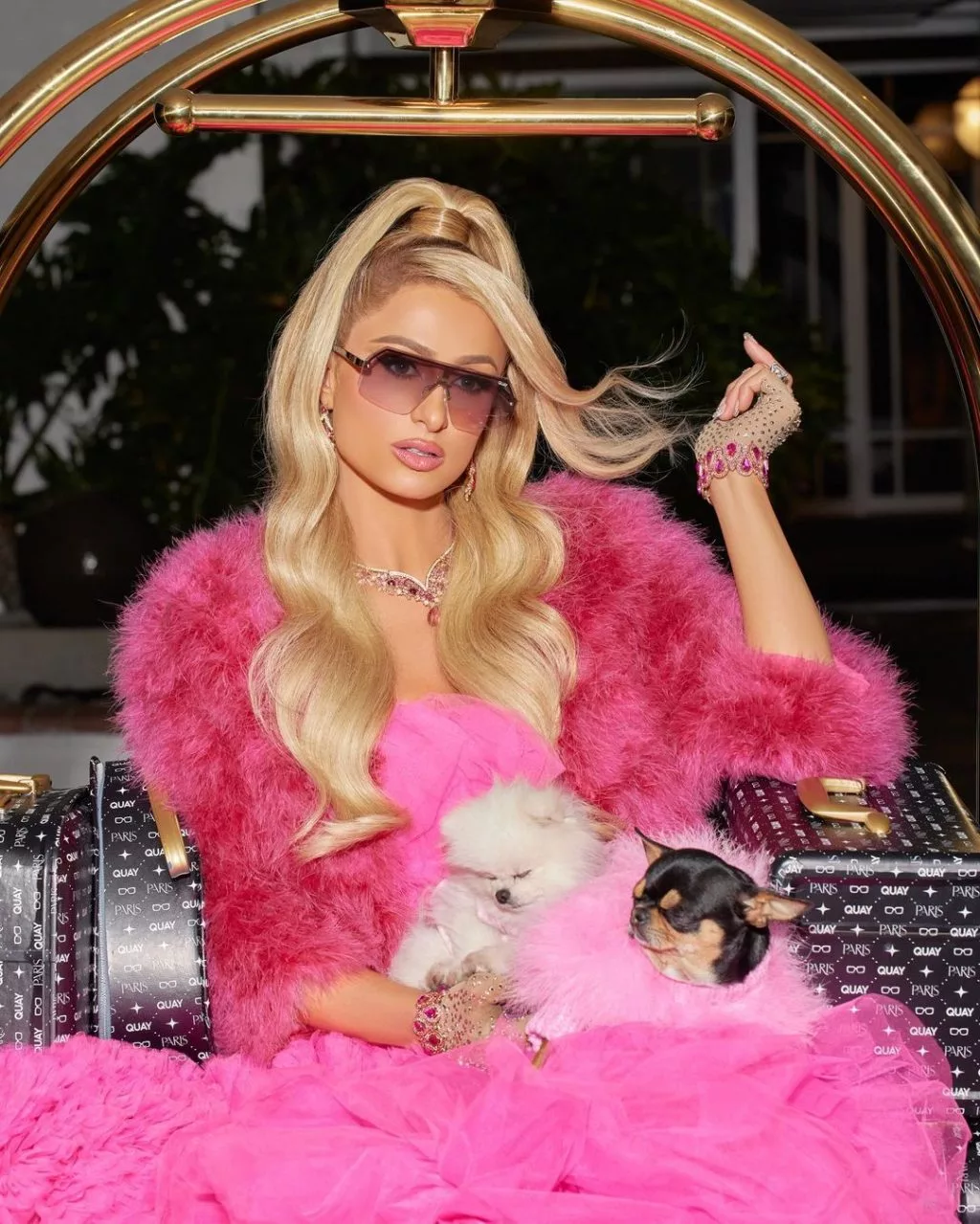 Paris Hilton mặc đồ màu hồng
