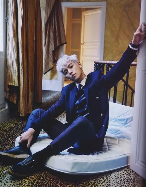 Nam ca sĩ T.O.P và bộ vest màu xanh đen lịch lãm