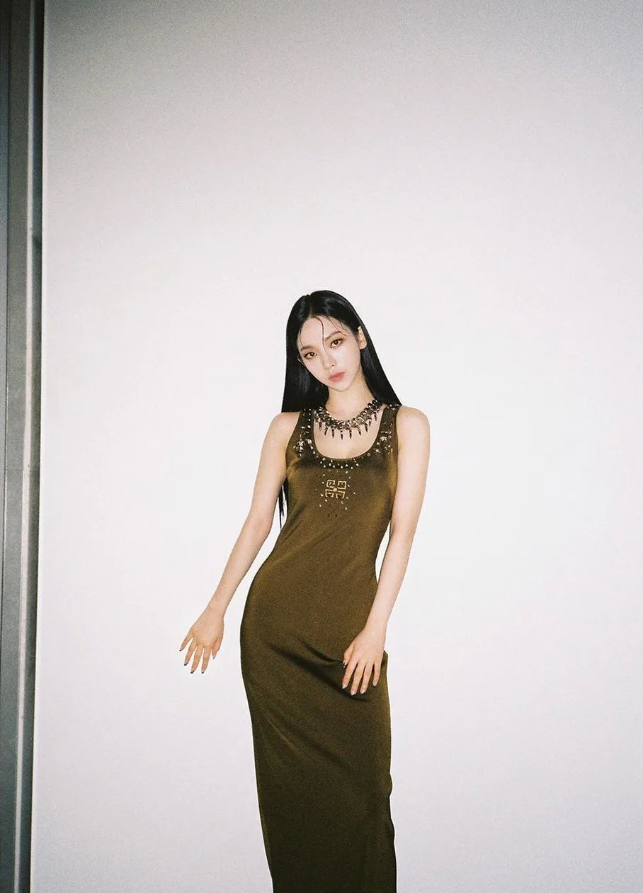 Đầm Givenchy và vòng cổ statement