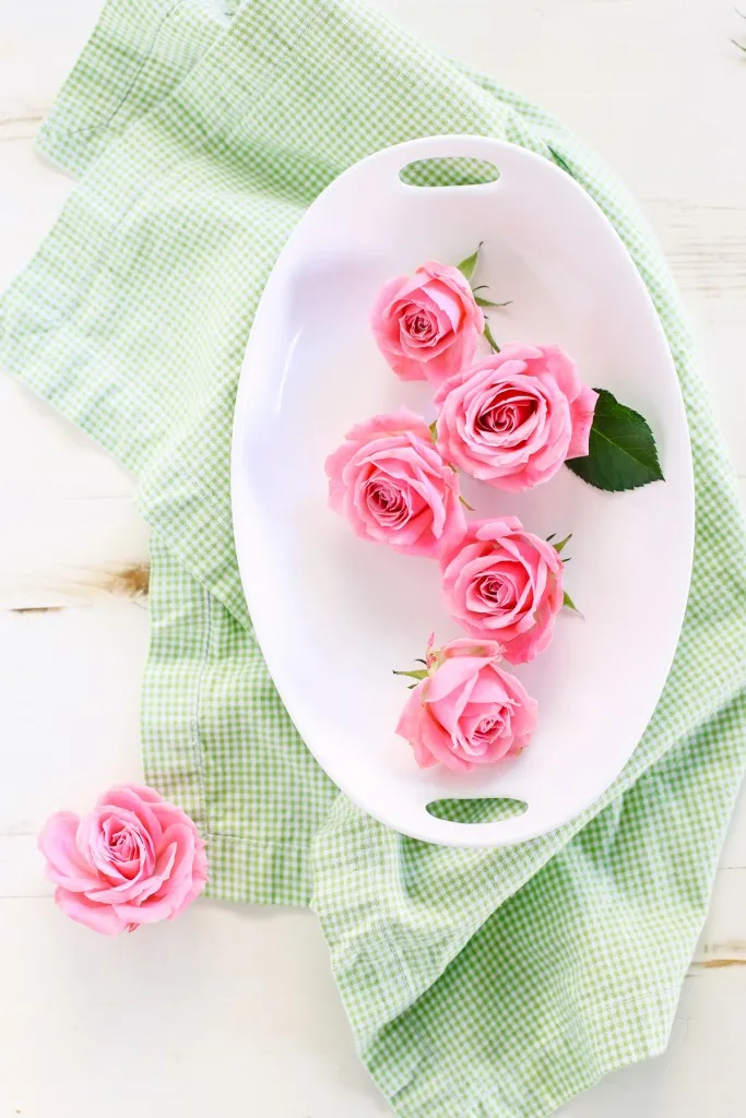 Đánh thức làn da tươi trẻ với 10 cách dùng nước hoa hồng Đánh thức làn da tươi trẻ với 10 cách dùng nước hoa hồng