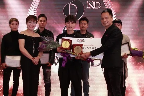 NTM Minh Ánh và NTM Vũ Đại Đồng trao giải cho thí sinh Nguyễn Minh Dũng với bài dự thi “Phương đông trong tôi” với số vote kỷ lục 20.545 lượt bình chọn đạt Giải nhất bình chọn và đồng thời anh cũng đạt Giải nhì chung cuộc của Vòng sơ khảo đợt 2.