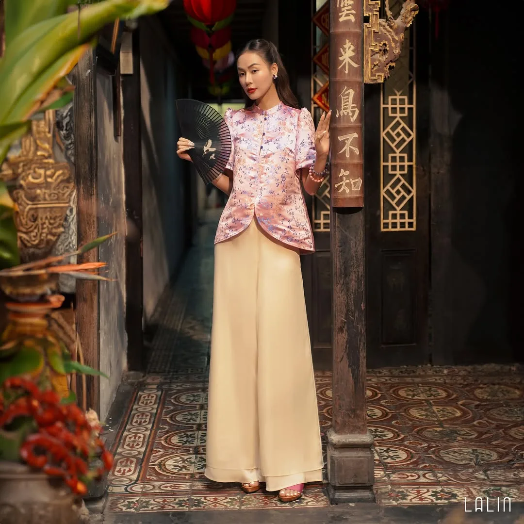 áo gấm và quần ống suông