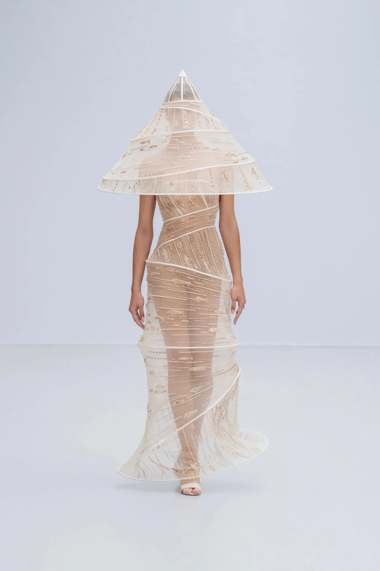 váy xuyên thấu phong cách Glamorous Romance
