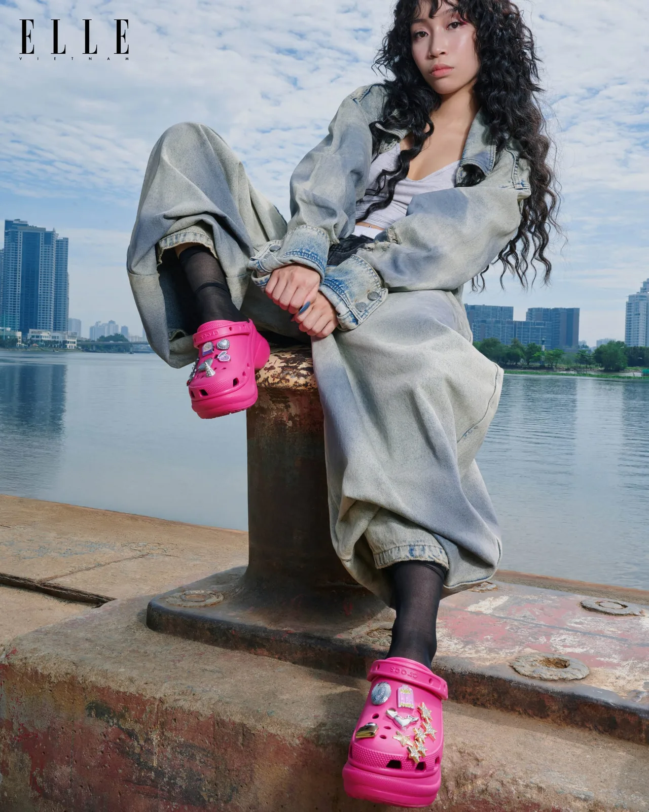 Ca sĩ Mỹ Anh phong cách cùng Crocs Bae Clog cá tính