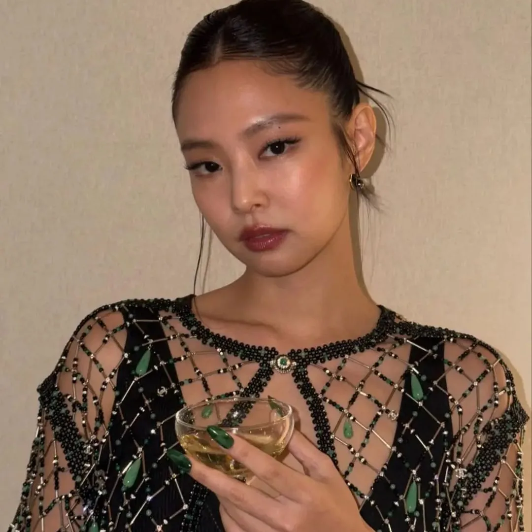 Bộ móng xanh ngọc của Jennie tại show Chanel