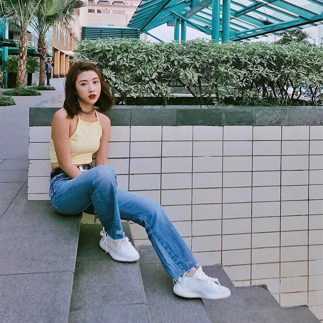 Quỳnh Anh Shyn mặc áo thun hai dây với quần jeans và sneakers