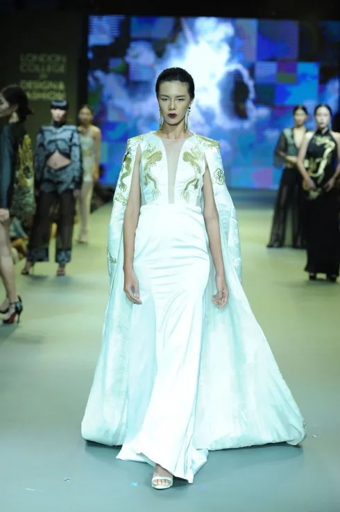 BST mang hơi hướng cổ điển nhưng không kém phần thanh lịch, hiện đại.