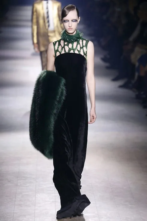 Những chiếc khăn khoác lông thú tạo nên sự xa hoa cho BST Thu-Đông của Dries Van Noten