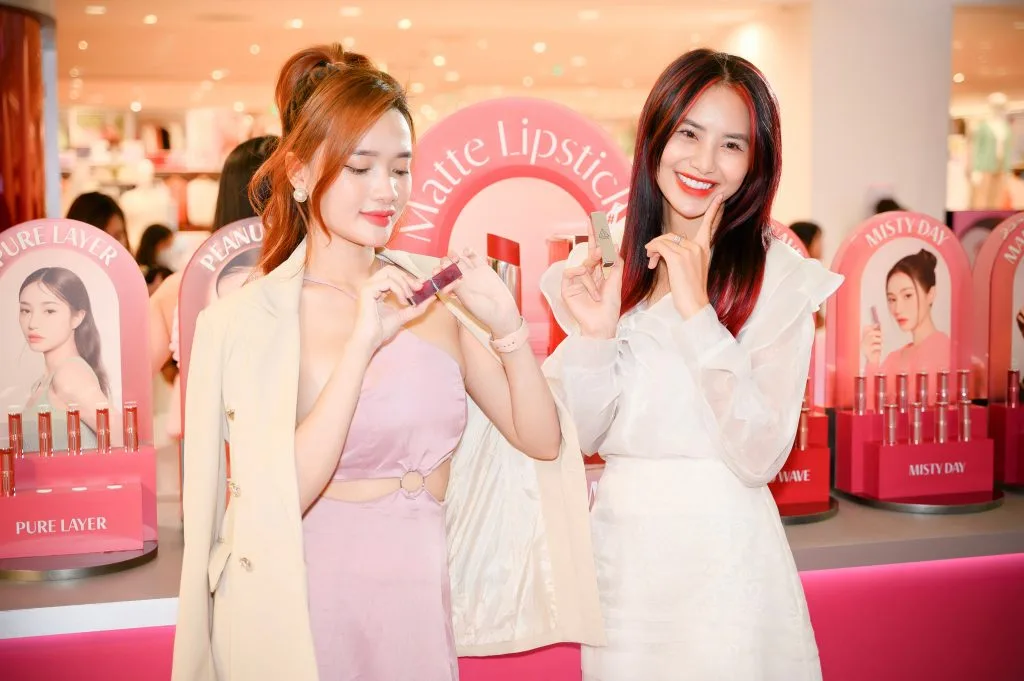 Thương hiệu làm đẹp 3CE chính thức tung ra sản phẩm mới. Thương hiệu làm đẹp 3CE chính thức tung ra sản phẩm mới.