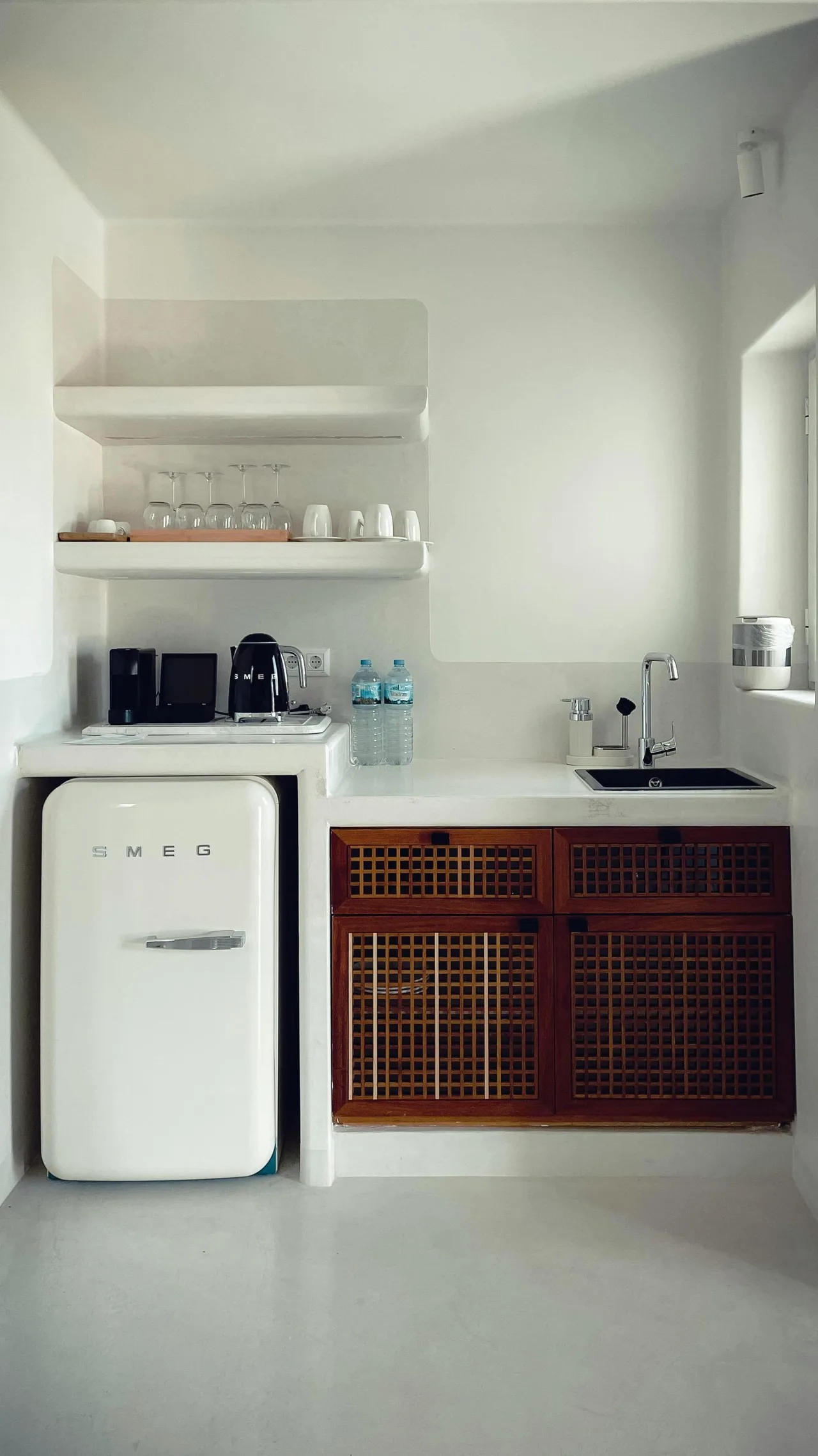 Tận dụng không gian phía trên tủ lạnh làm quầy bar mini.