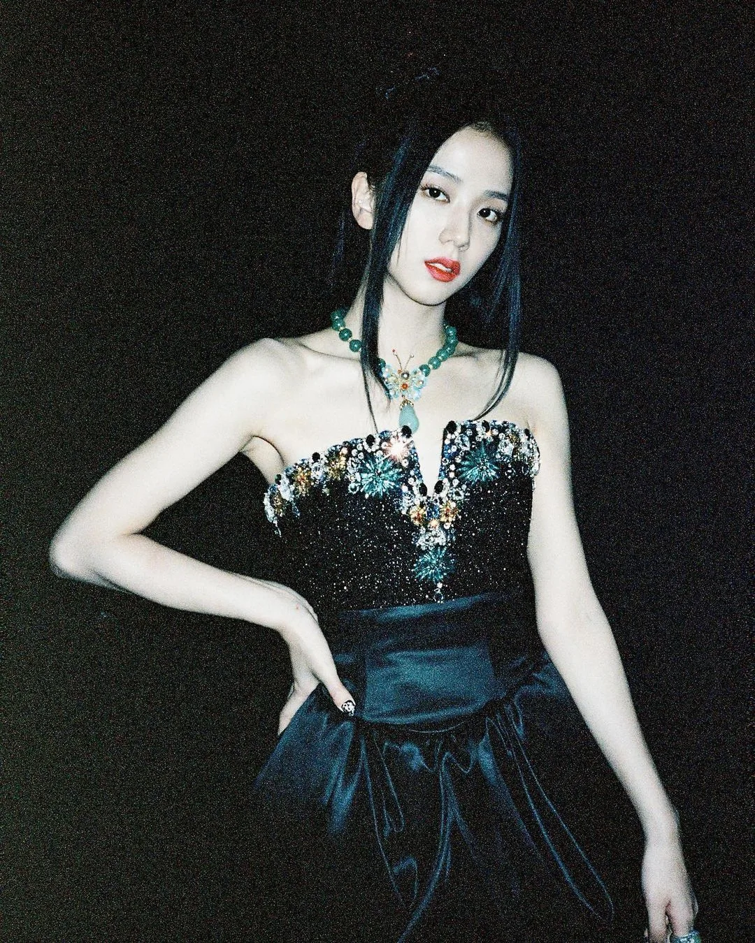 Jisoo mặc hanbok cách tân trong Pink Venom