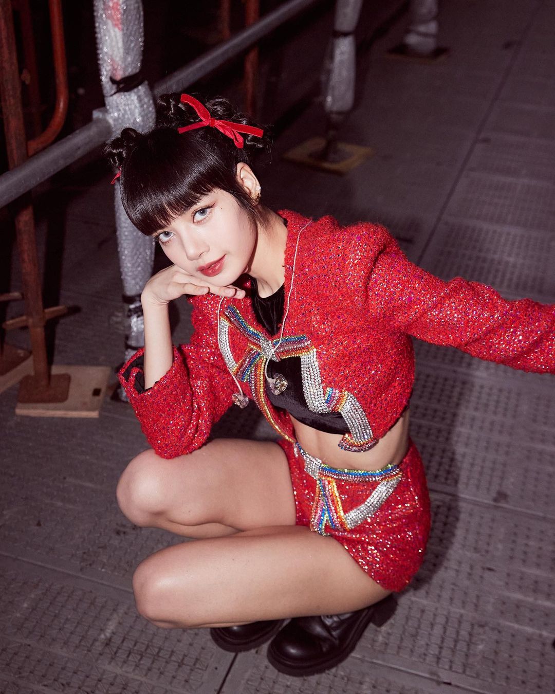 @lalalalisa_m diện trang phục màu đỏ