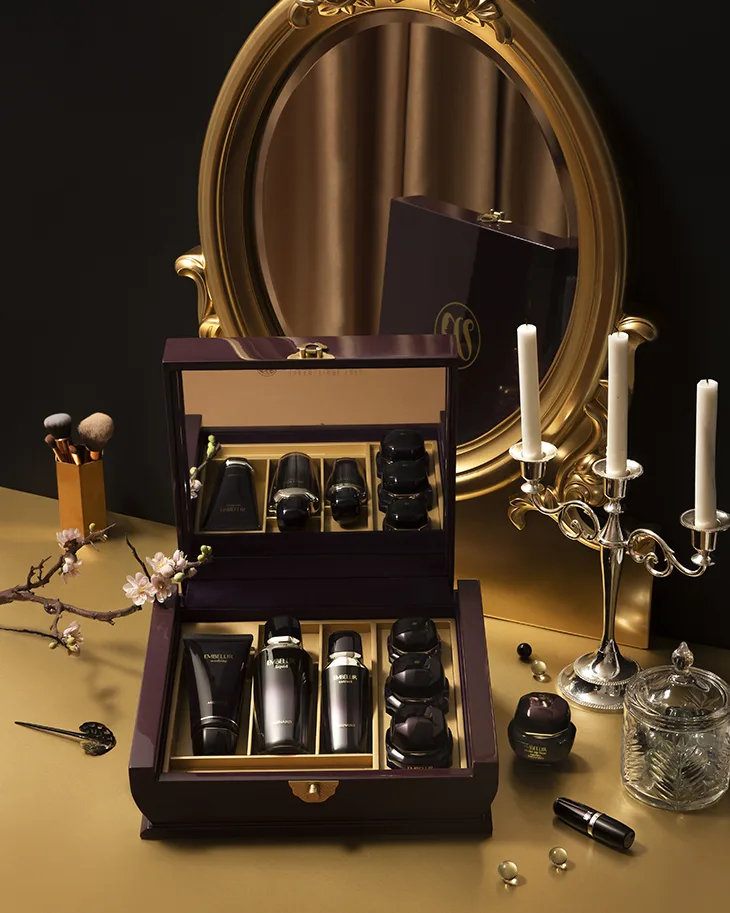 embellir hộp sản phẩm trên bàn phấn