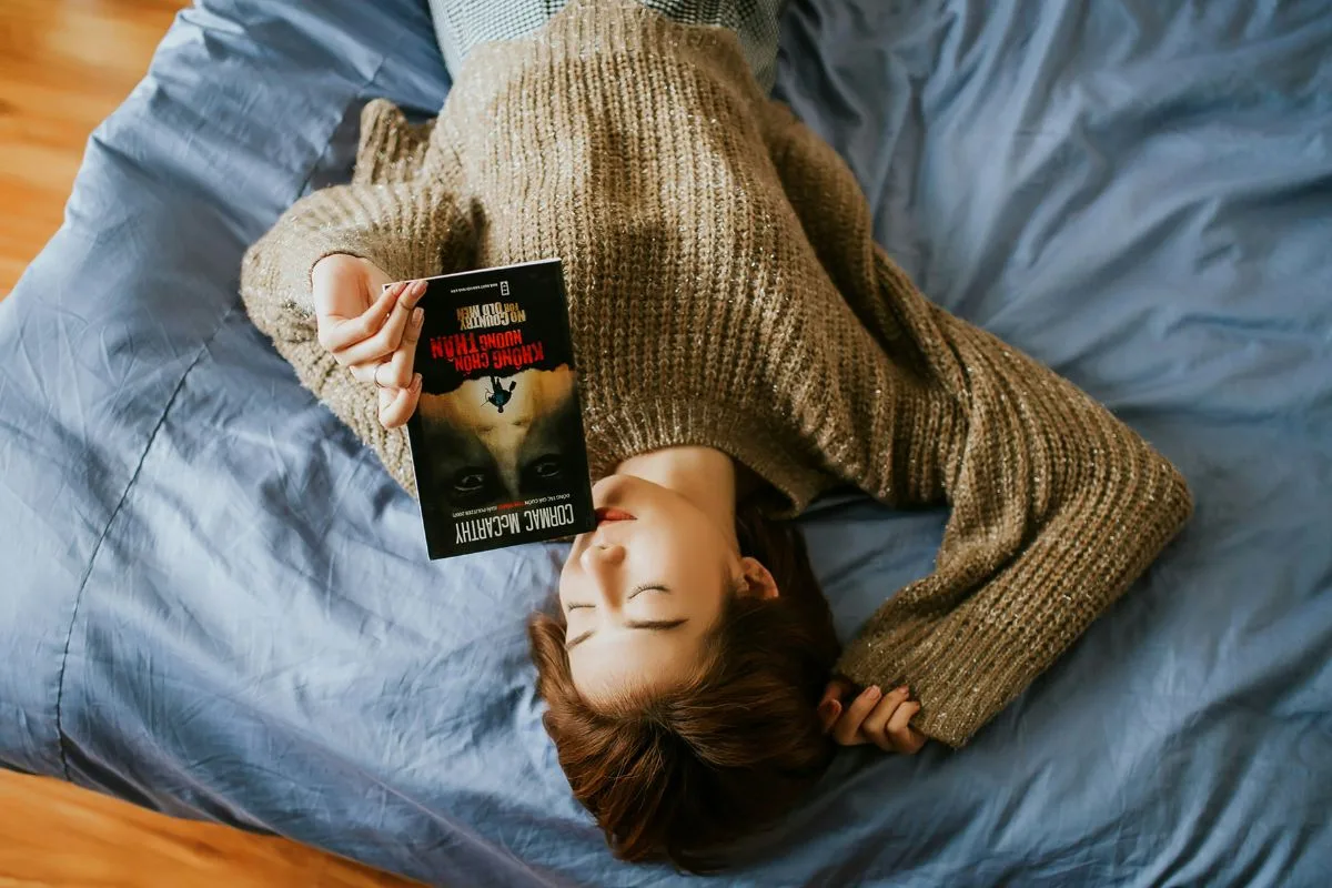 lý do khiến cô gái nằm trên nệm đọc sách