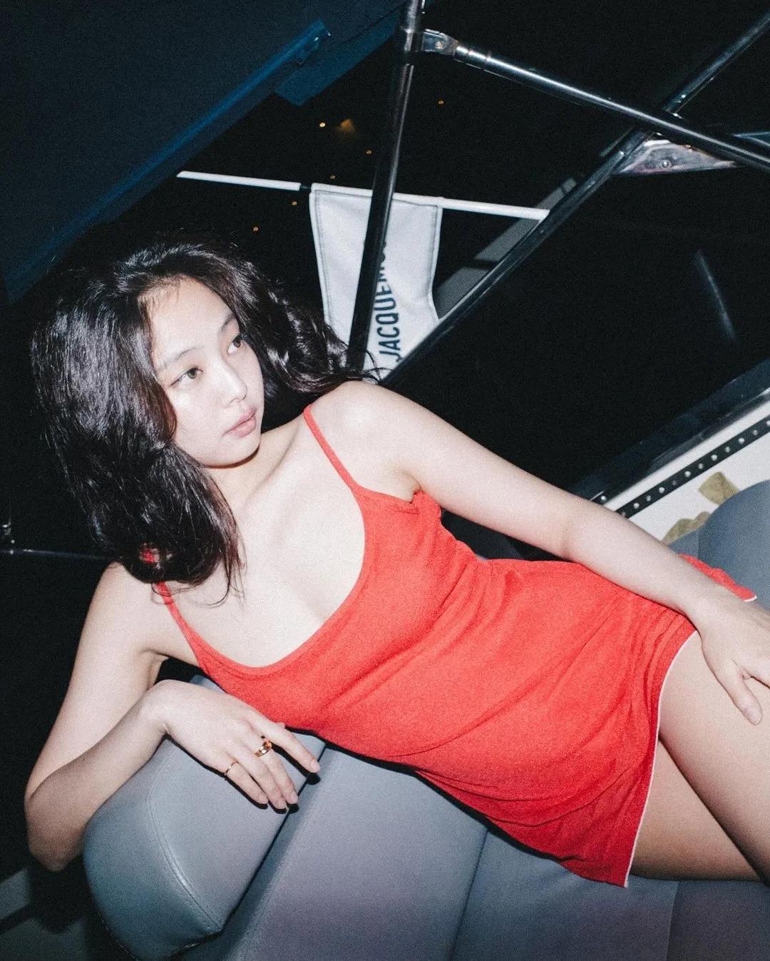 jennie blackpink váy màu đỏ