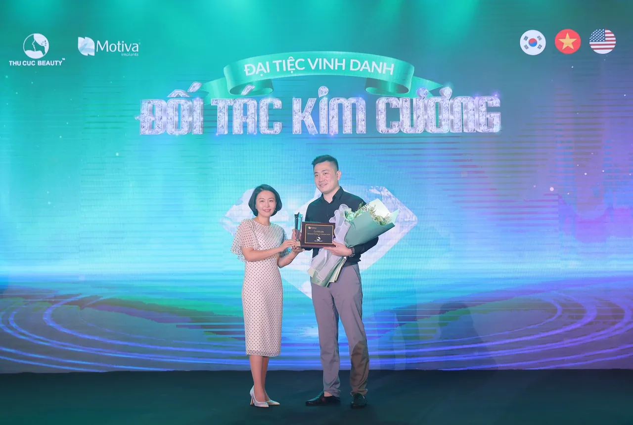 Khách hàng được trực tiếp chứng kiến màn vinh danh đối tác kim cương của Thu Cúc Khách hàng được trực tiếp chứng kiến màn vinh danh đối tác kim cương của Thu Cúc