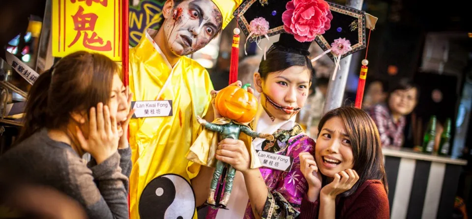 Dịp lễ Halloween, Lan Quế Phường lại càng thêm phần tưng bừng và đông vui do sự góp mặt của dân bản xứ lẫn khách thập phương đổ về.