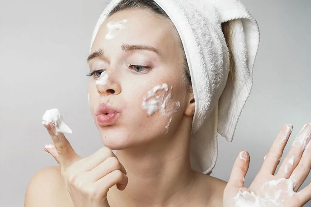 Chú trọng bước rửa mặt để bảo toàn nhan sắc theo thời gian. Chú trọng bước rửa mặt để bảo toàn nhan sắc theo thời gian.