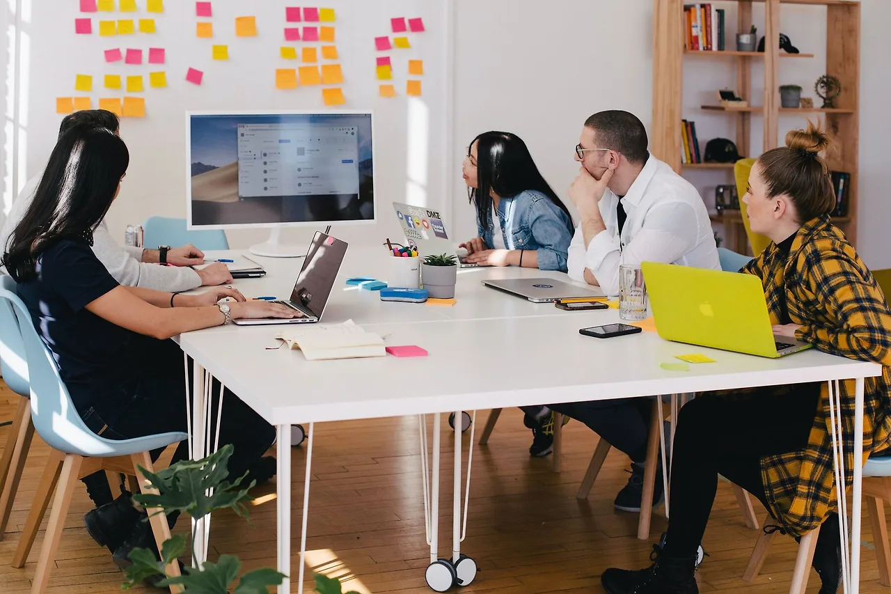 nhiều người trong phòng làm việc gen z