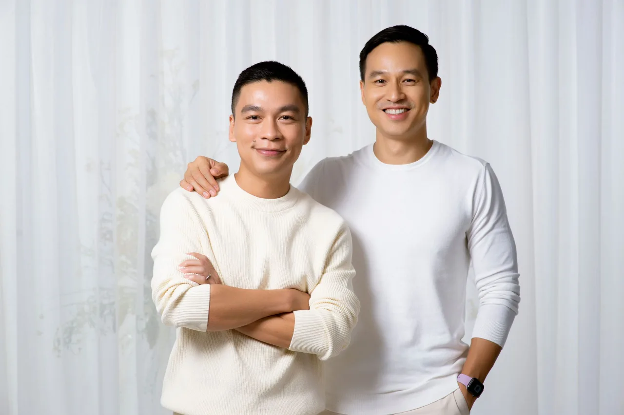 Doanh nhân Sơn Đoàn và NTK Adrian Anh Tuấn. Doanh nhân Sơn Đoàn và NTK Adrian Anh Tuấn.
