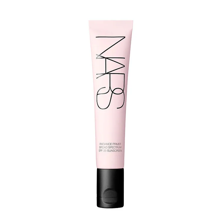 Sử dụng kem lót Radiance Primer SPF 35 là bí quyết để làn da mịn màng, rạng ngời, lớp trang điểm đẹp và duy trì cả ngày trong tiết trời Sài Gòn nóng bức