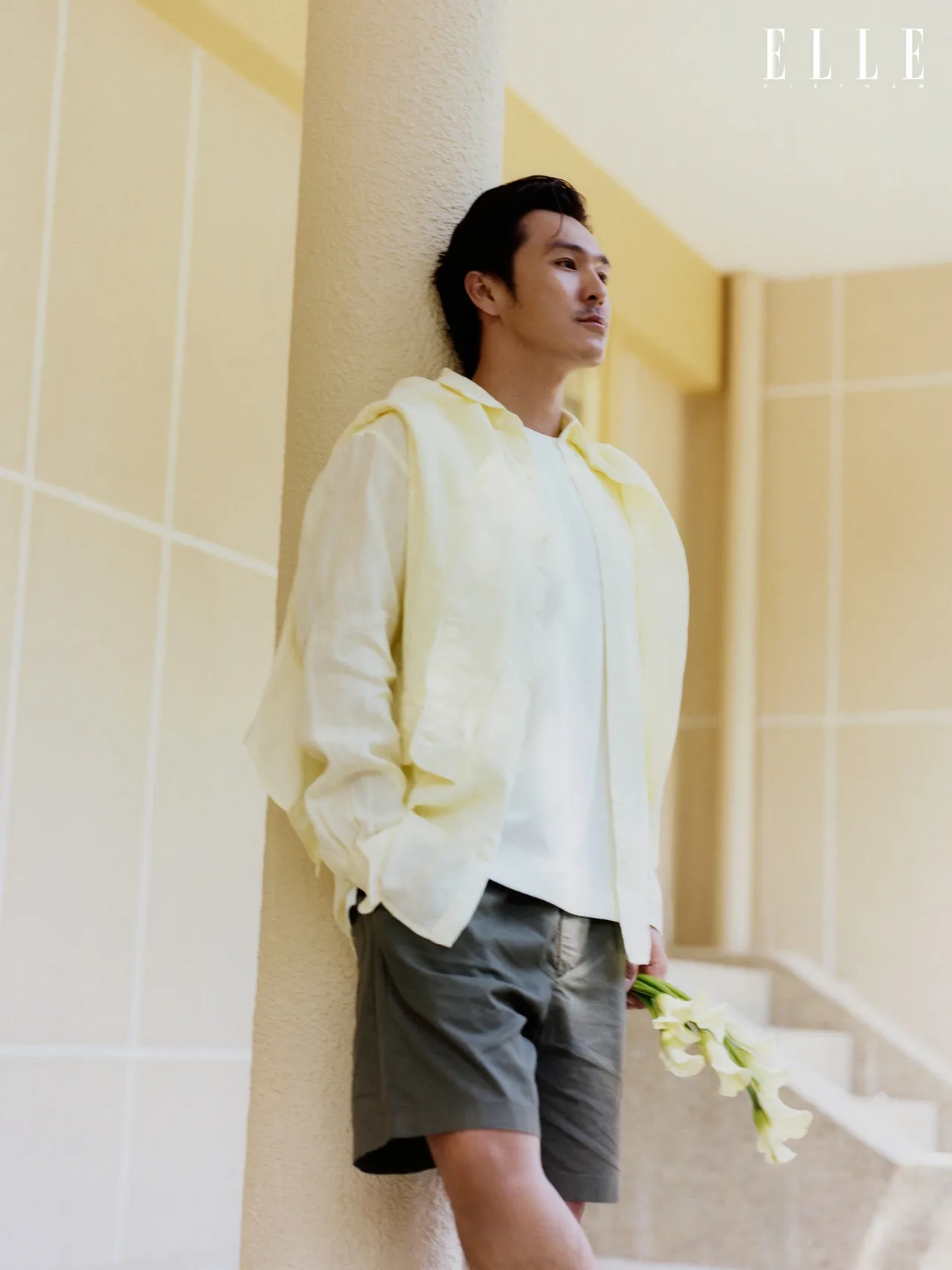 Thiên Minh trong trang phục linen của UNIQLO