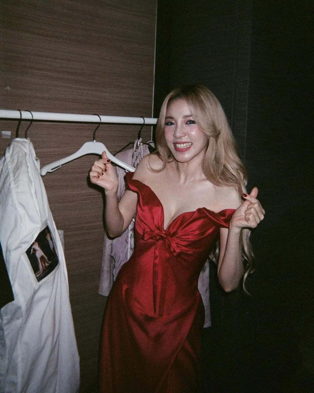 dara 2ne1 váy đỏ