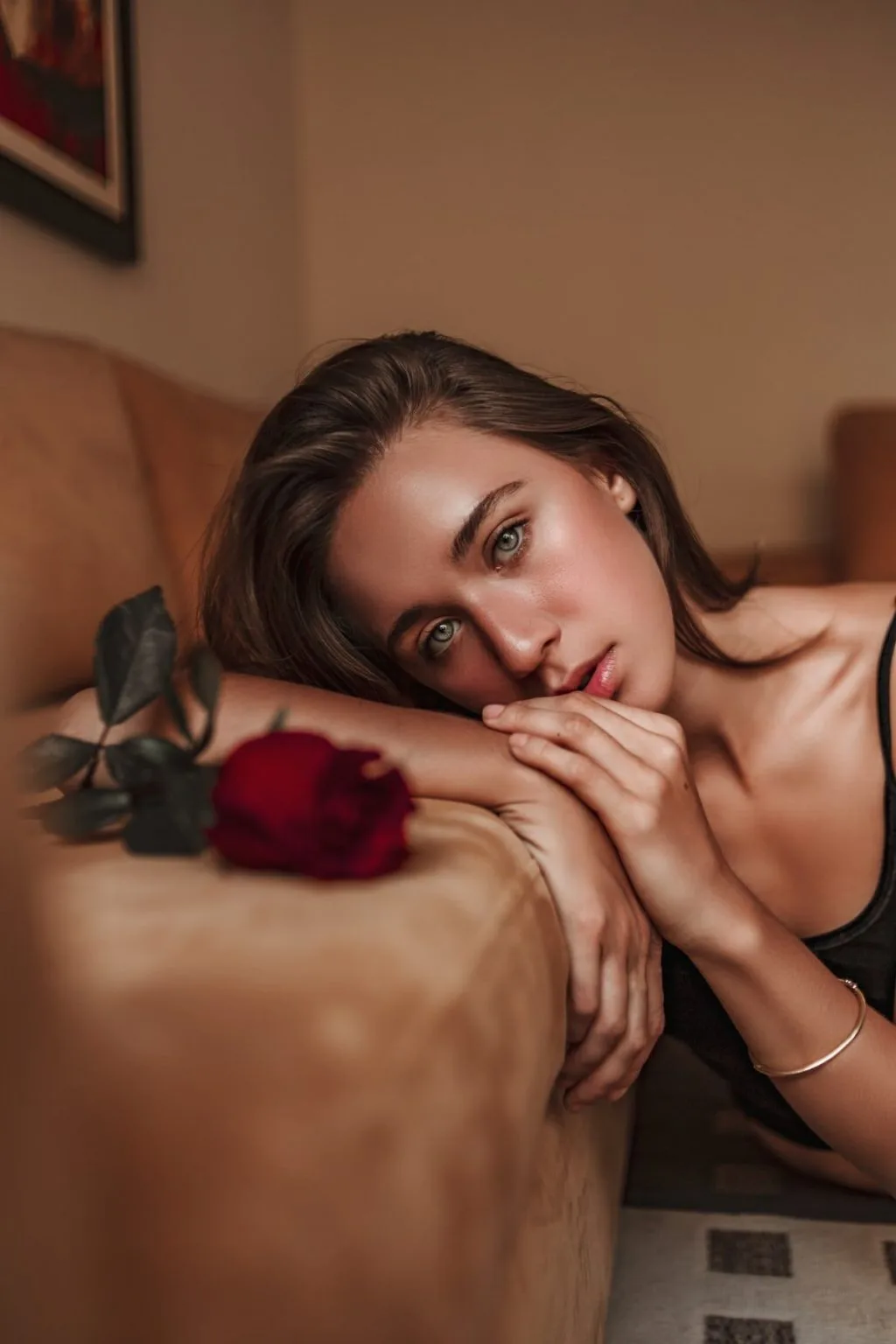 Mỹ phẩm dưỡng da-Cô gái tựa đầu lên ghế. Mỹ phẩm dưỡng da-Cô gái tựa đầu lên ghế.