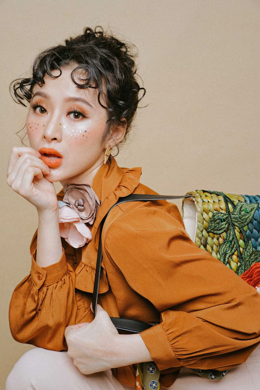trang điểm kim tuyến 3 trang điểm kim tuyến 3