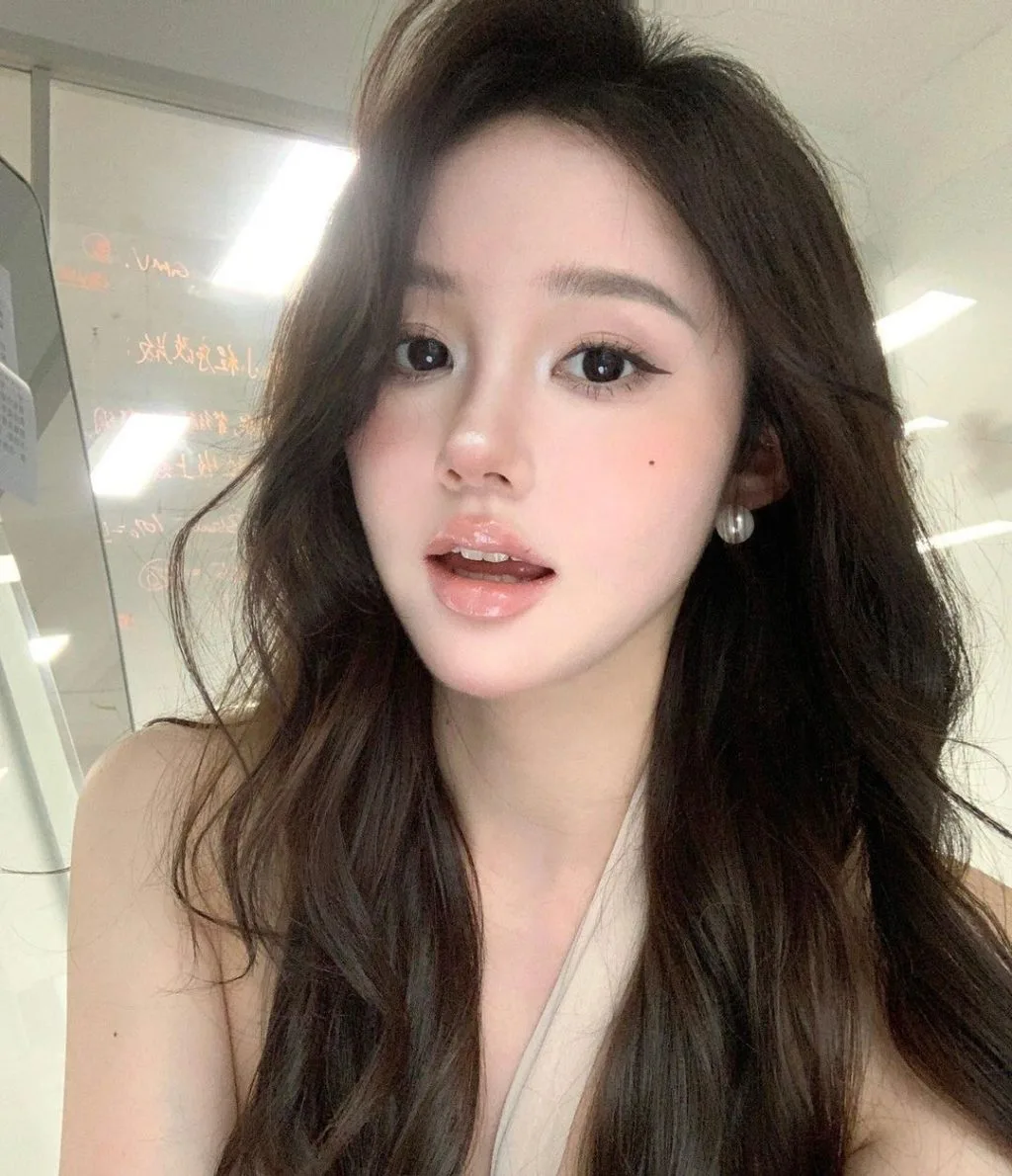 Phong cách trang điểm Douyin giúp mặt thon gọn. Phong cách trang điểm Douyin giúp mặt thon gọn.