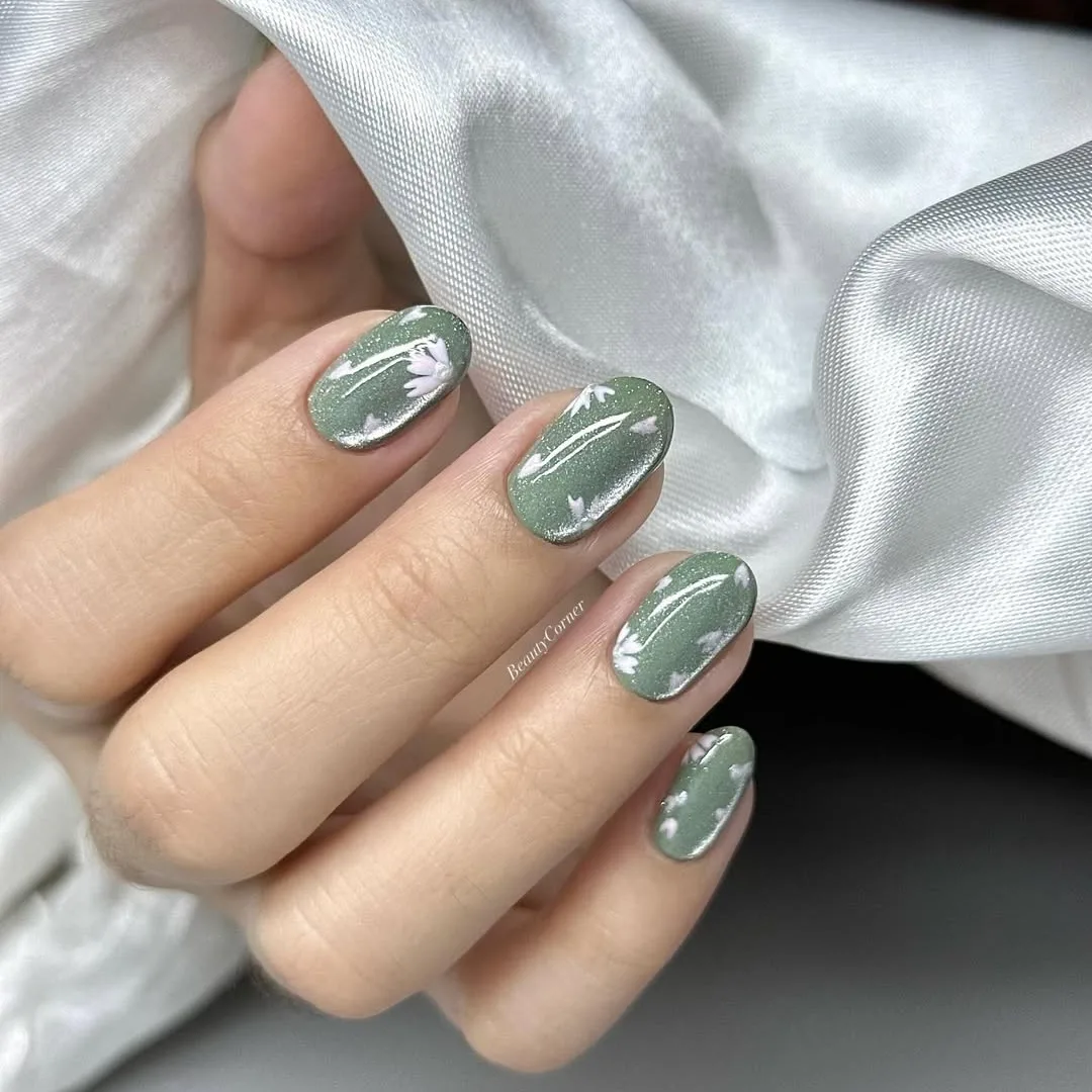 Hình ảnh kiểu nail matcha hoa anh đào với hiệu ứng mắt mèo.