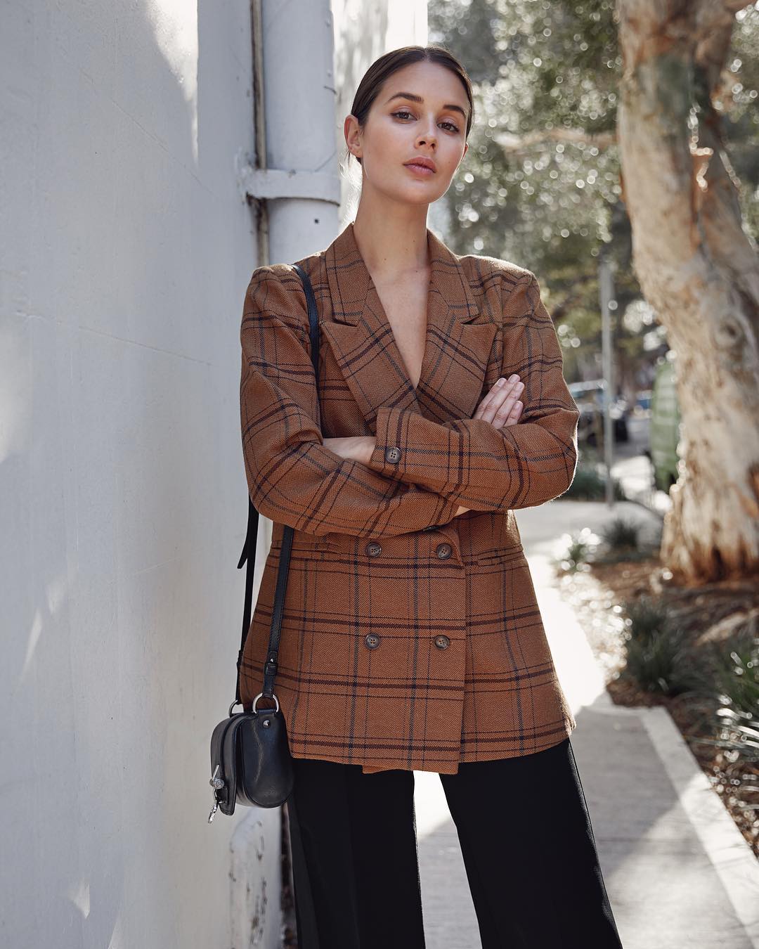 sara crampton mặc áo blazer kẻ ô