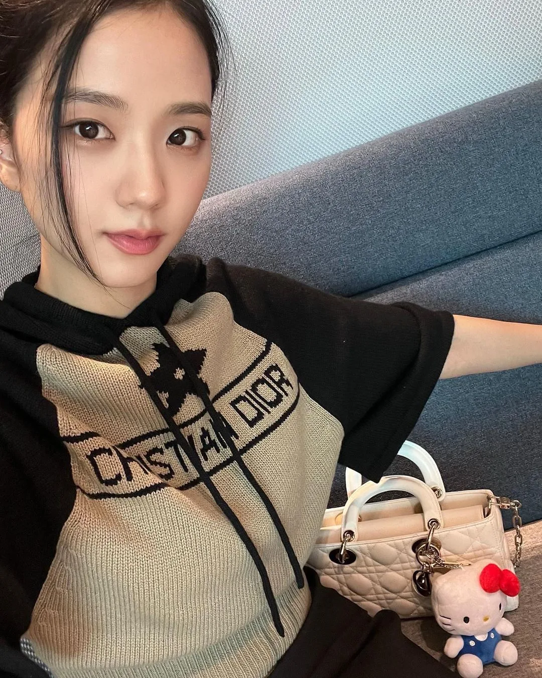 Jisoo charm túi kitty