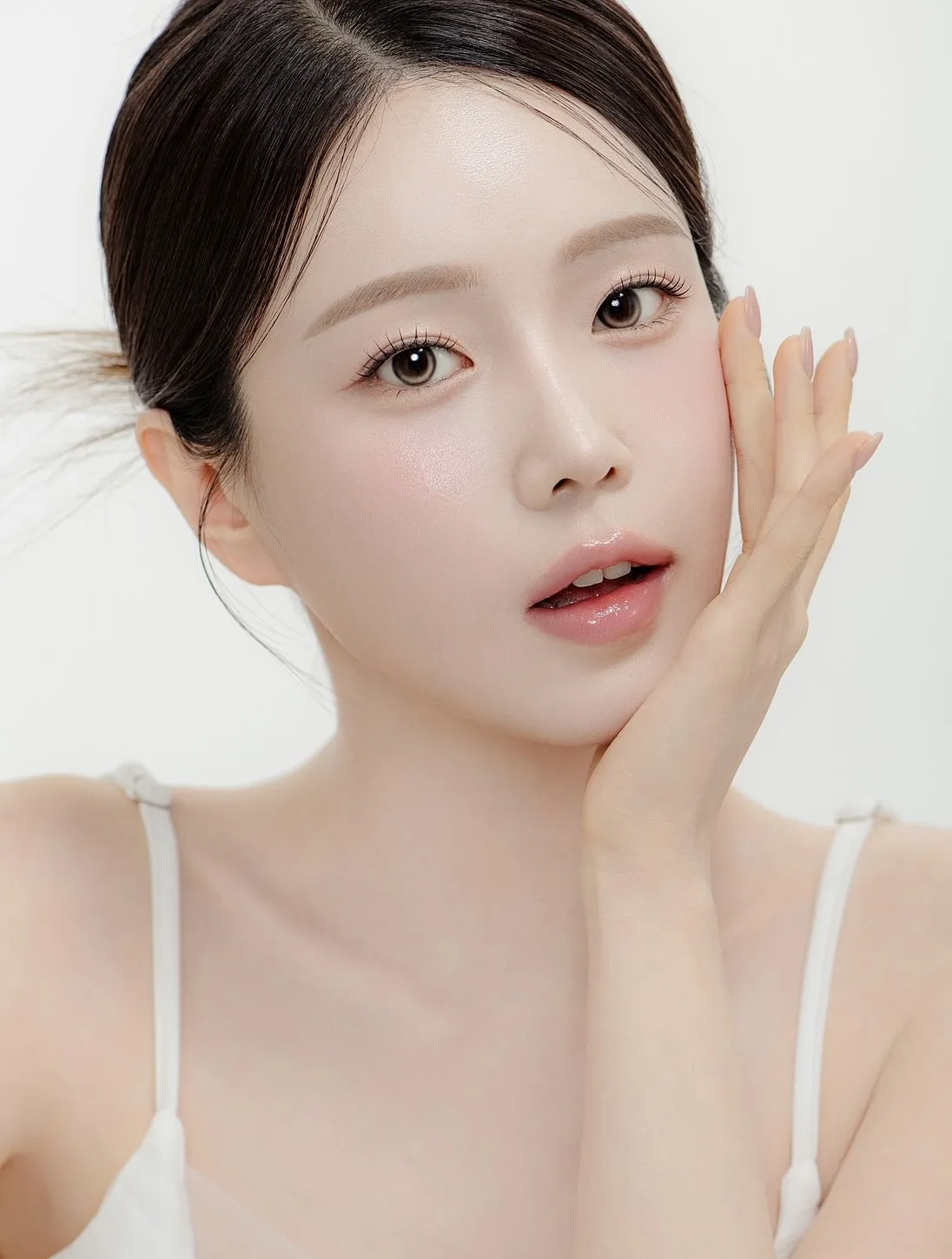 Làn da đều màu của cô gái nhờ kết hợp vitamin C và Niacinamide.