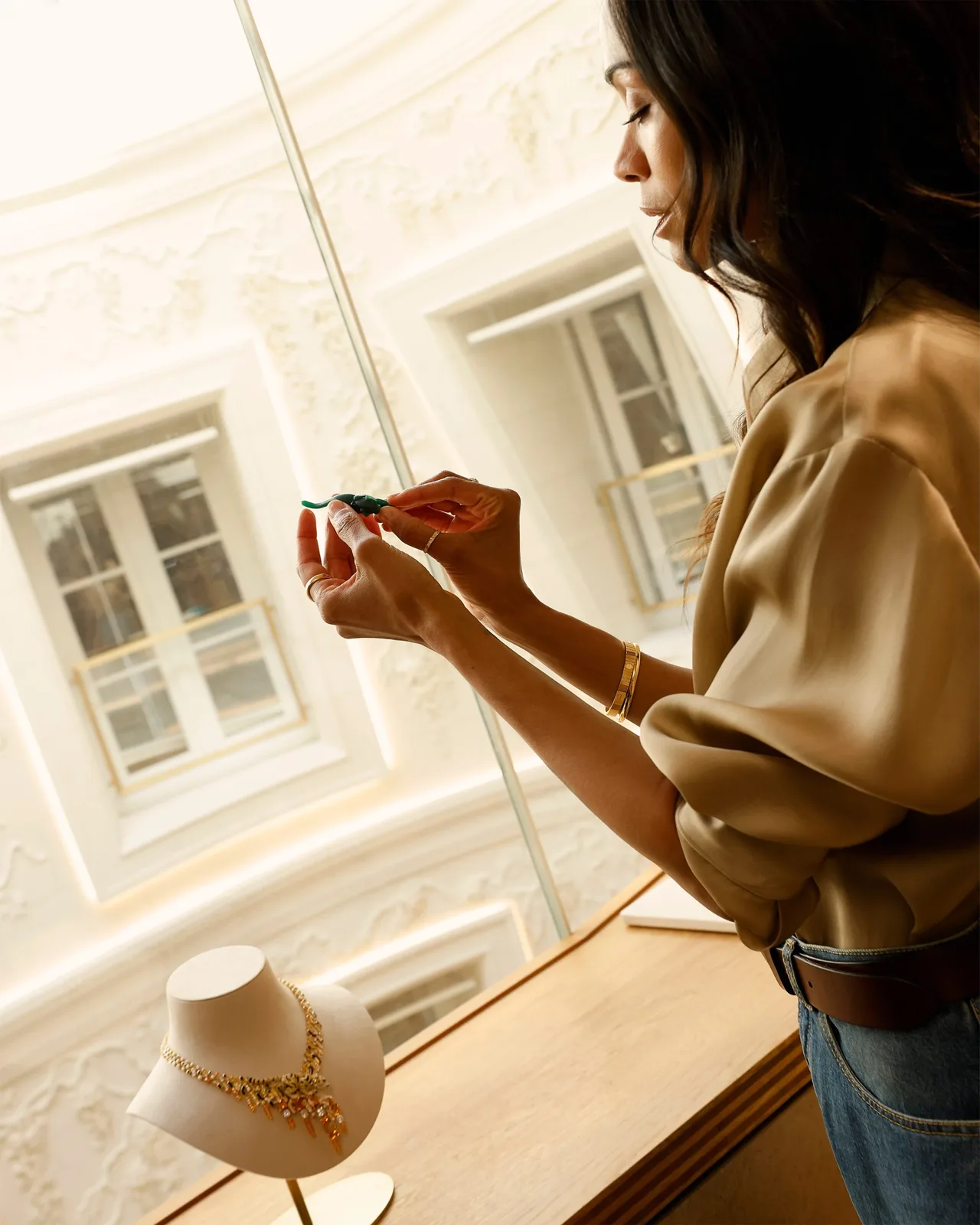 Zoe Saldaña ghé thăm xưởng chế tác trang sức cao cấp của Cartier trước thềm ra mắt BST Le Chœur des Pierres