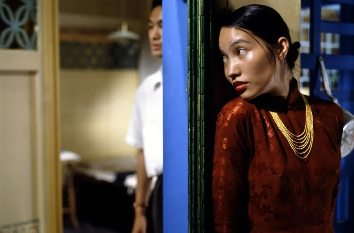 Áo dài đỏ vân hoa