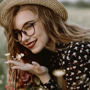 bản lĩnh cô gái môi đỏ tóc vàng