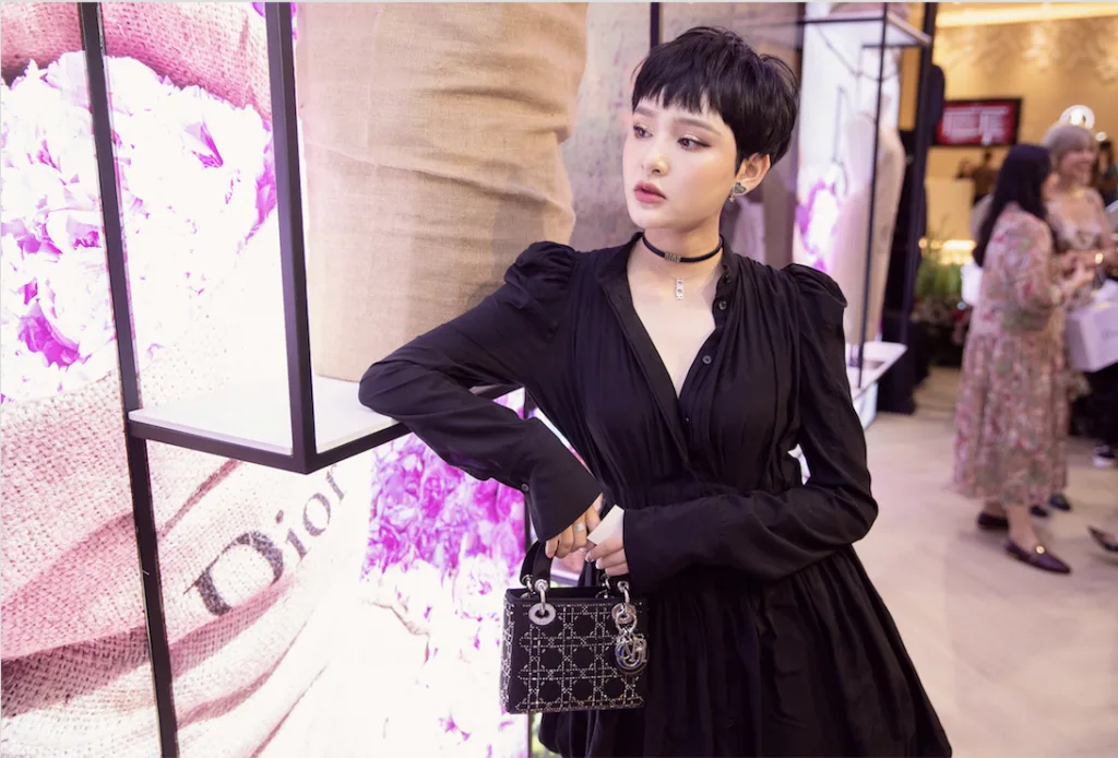 Nữ ca sĩ Hiền Hồ đẹp cổ điển với vòng choker và túi Lady Dior trứ danh