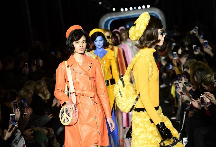 ELLE Việt Nam - Moschino nhân bản Jackie Kennedy tại sân khấu runway Milan Fashion Week 2018 (1) ELLE Việt Nam - Moschino nhân bản Jackie Kennedy tại sân khấu runway Milan Fashion Week 2018 (1)