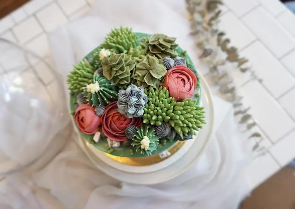 bánh kem hình xương rồng 5