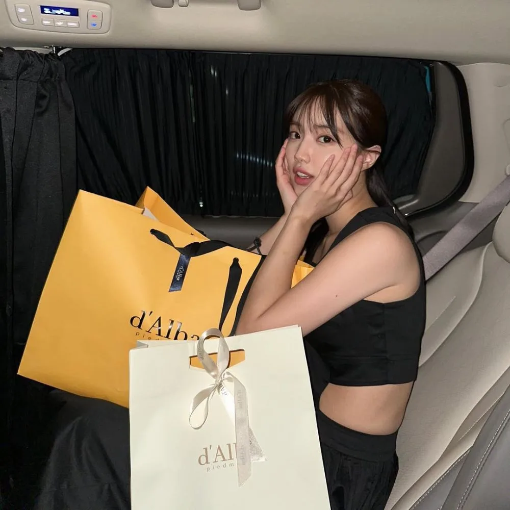Yoon Seo-ah chia sẻ khoảnh khắc với sản phẩm dưỡng da từ thương hiệu d'Alba
