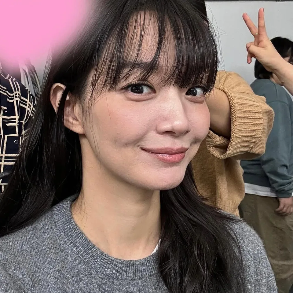 Nữ diễn viên Min Ah cười mỉm