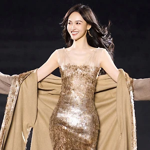 Đường Yên gây ấn tượng khi sải bước trên sàn catwalk ở Tuần lễ thời trang Paris