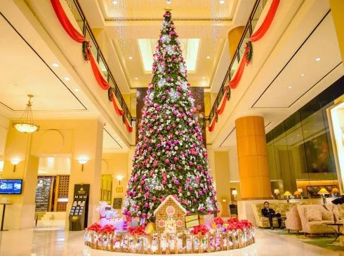 Lễ hội thắp sáng cây thông Noel luôn được mong chờ mỗi dịp Giáng sinh.
