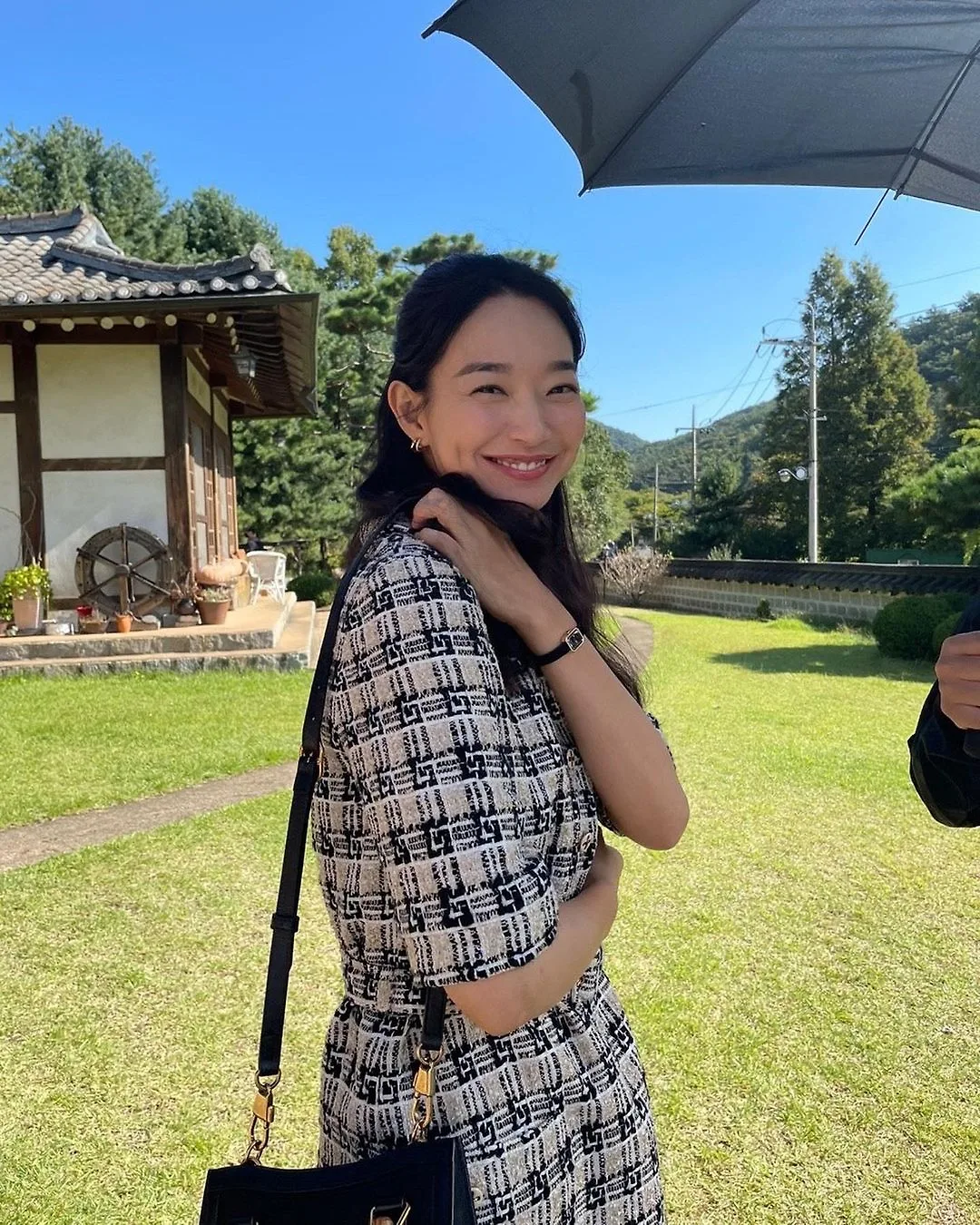 shin min ah với thời trang kết hợp phụ kiện