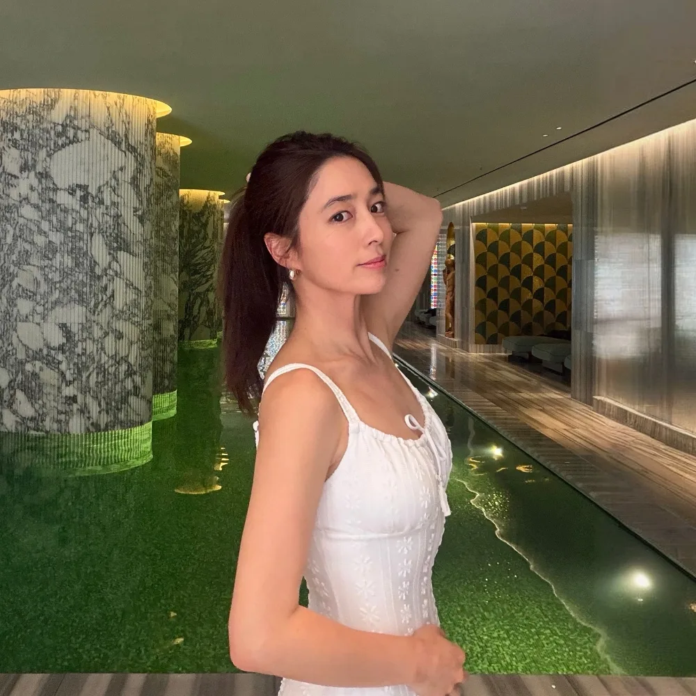 Lee Min Jung diện đồ bơi trắng trong kỳ nghỉ tại Rome