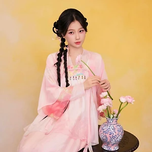 Bóc tách tủ đồ đời thường “kẹo ngọt” của nữ chính “Vĩnh Dạ Tinh Hà” Ngu Thư Hân