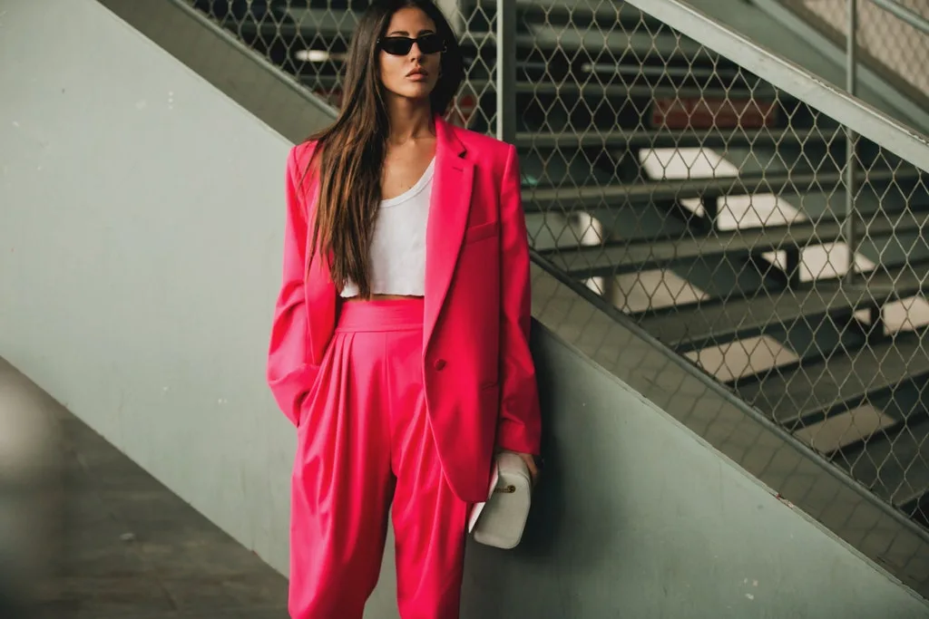 Áo thun trắng và âu phục màu hồng neon