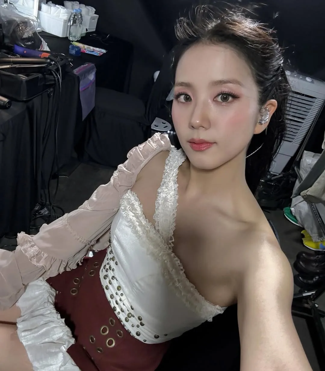 Jisoo tại hậu trường DEADLINE 2025