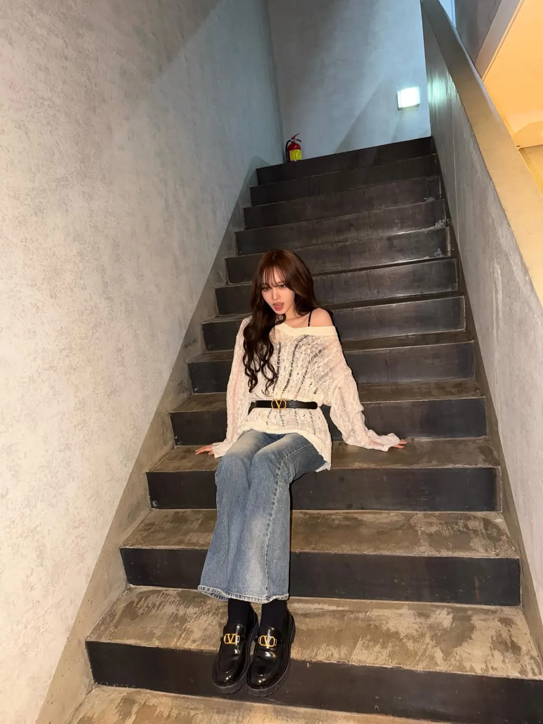 Tự tin xuống phố với công thức layer áo lưới dáng rộng và quần jeans ống loe.